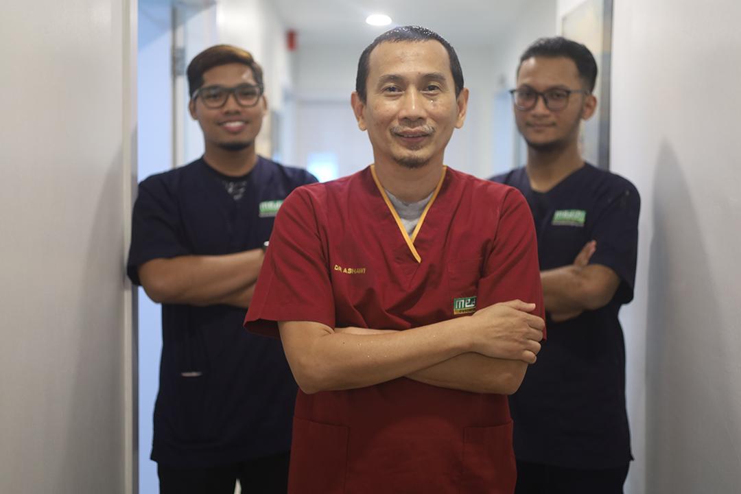 Dr. Ashawi bersama rakan sepasukan di Medini Dental Clinic UBC